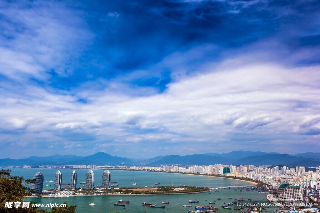 海滨城市壮丽天际线景观