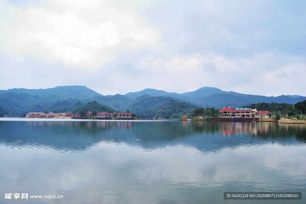 宁静湖水映远山美景