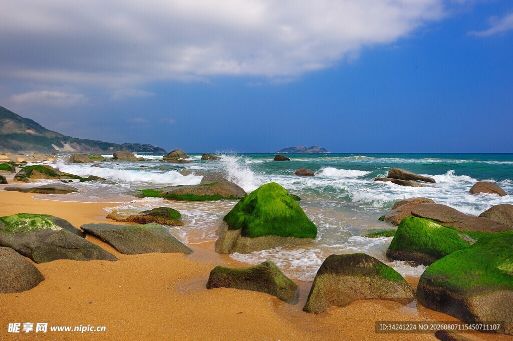 海边沙滩礁石海浪美景