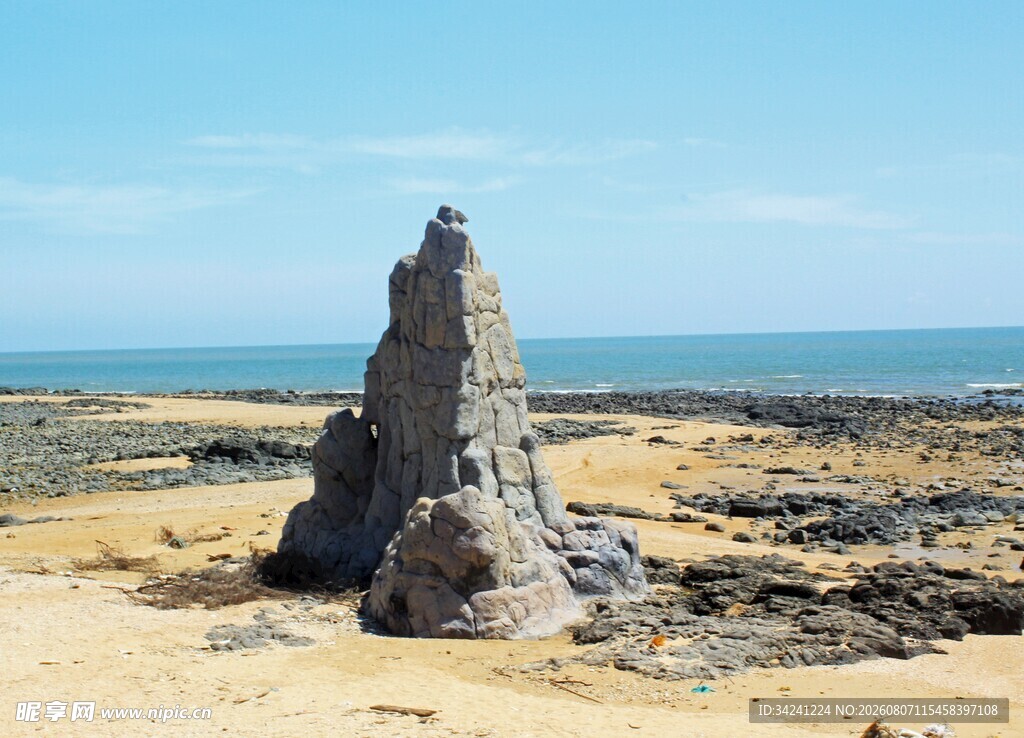 海边矗立的奇特岩石
