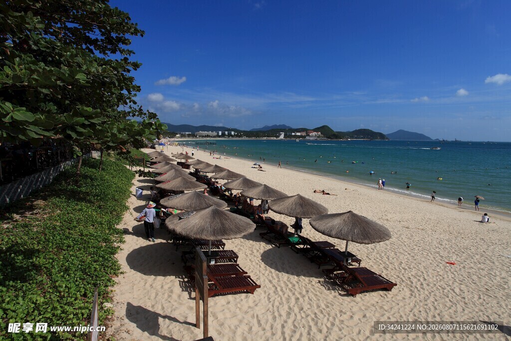 美丽海滨沙滩休闲场景