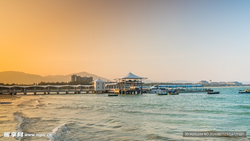 海边日落时的宁静港湾