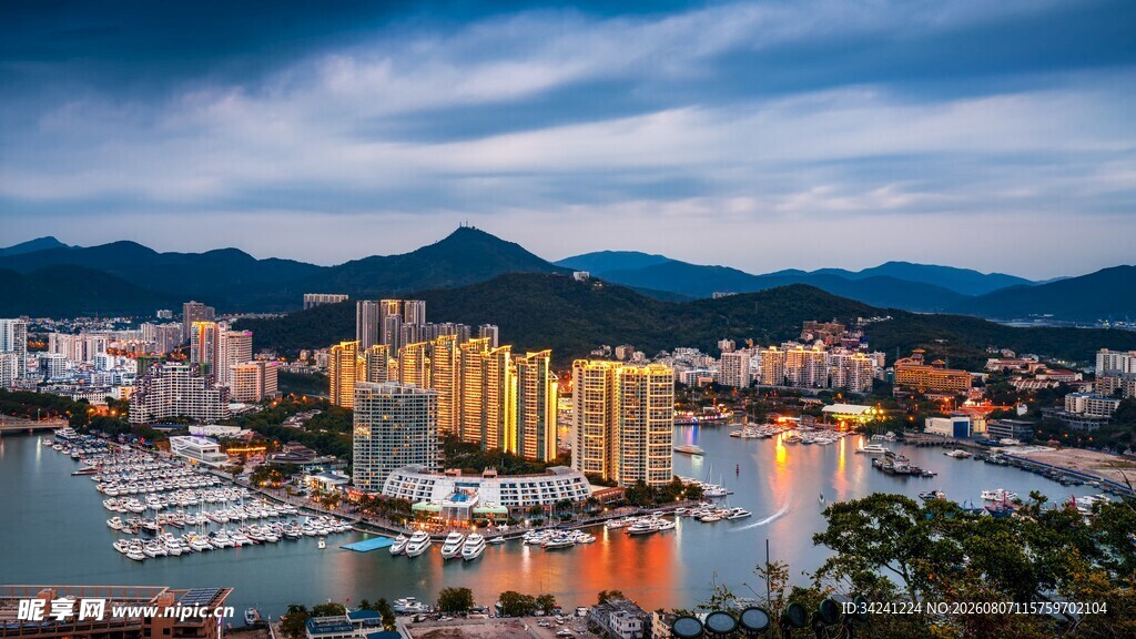 海滨城市璀璨夜景风光