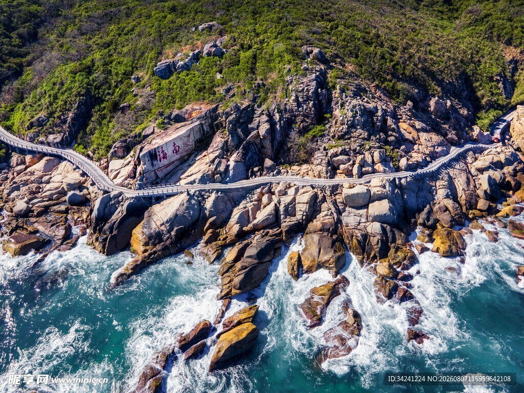 海岸岩石间蜿蜒的壮美公路