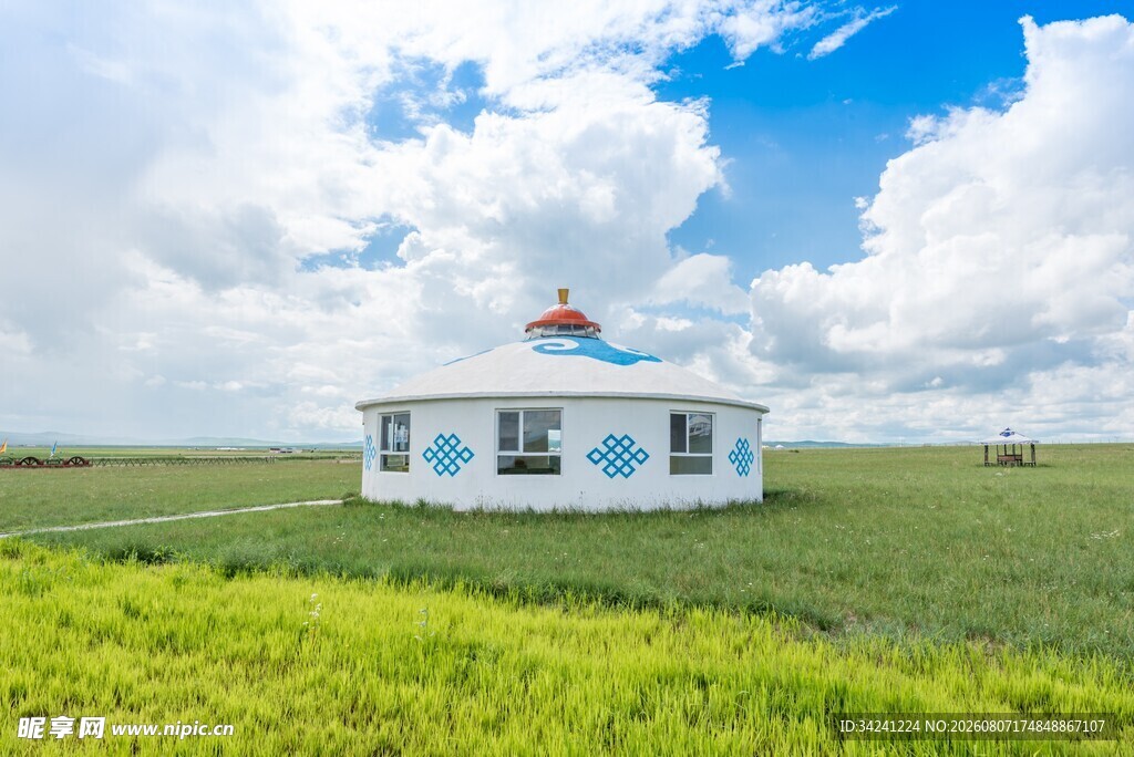 草原上的特色白色小屋