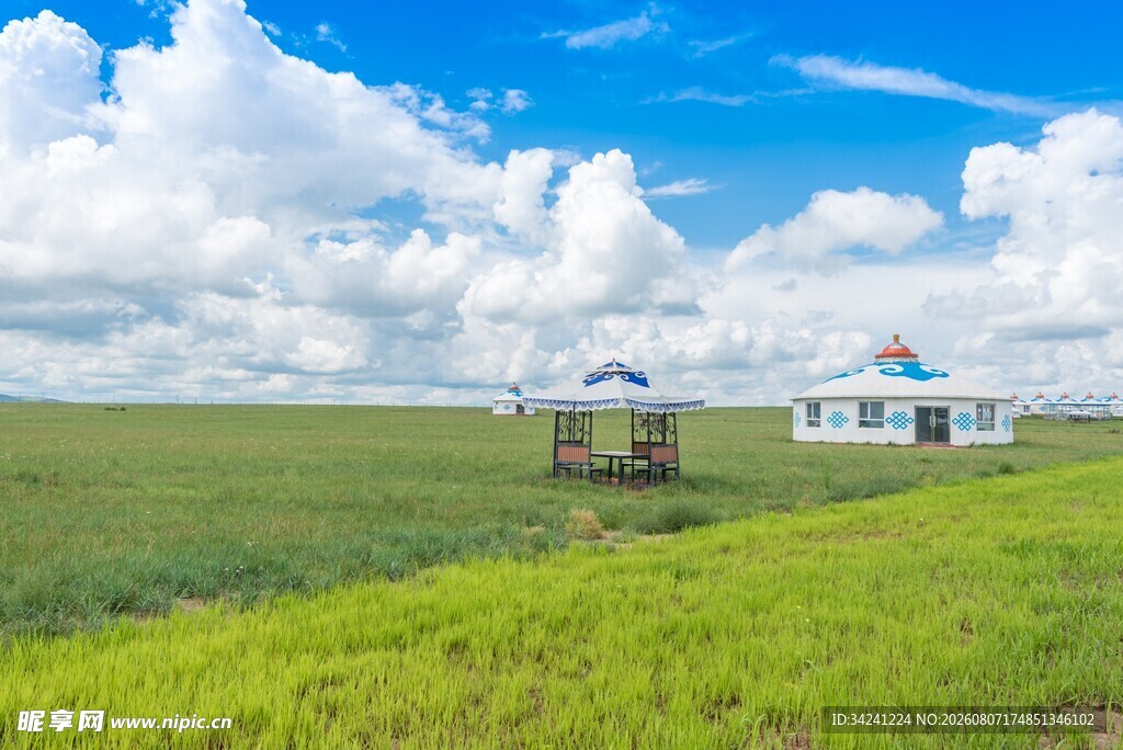 草原上的特色小屋