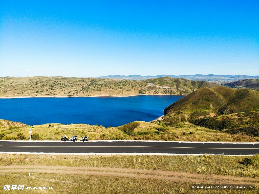 公路旁的美丽湖光山色