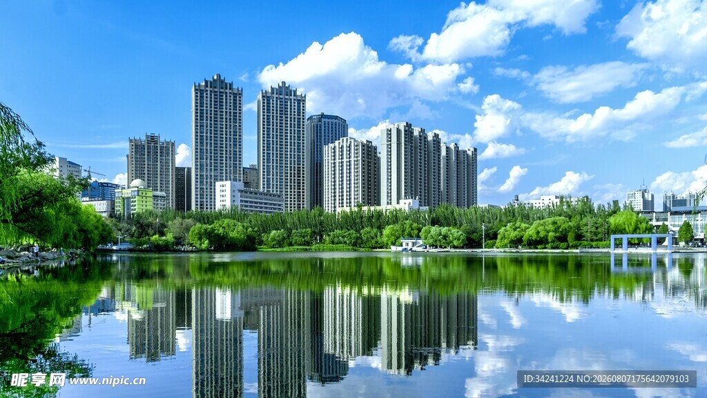 城市湖畔风光高楼映碧水