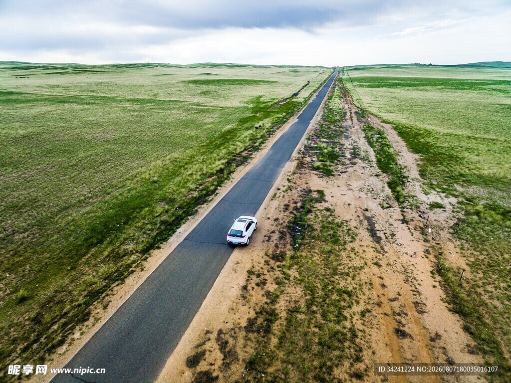 草原公路上的孤独行驶