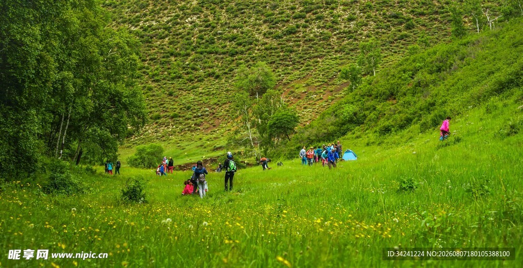 山间草地众人漫步赏景