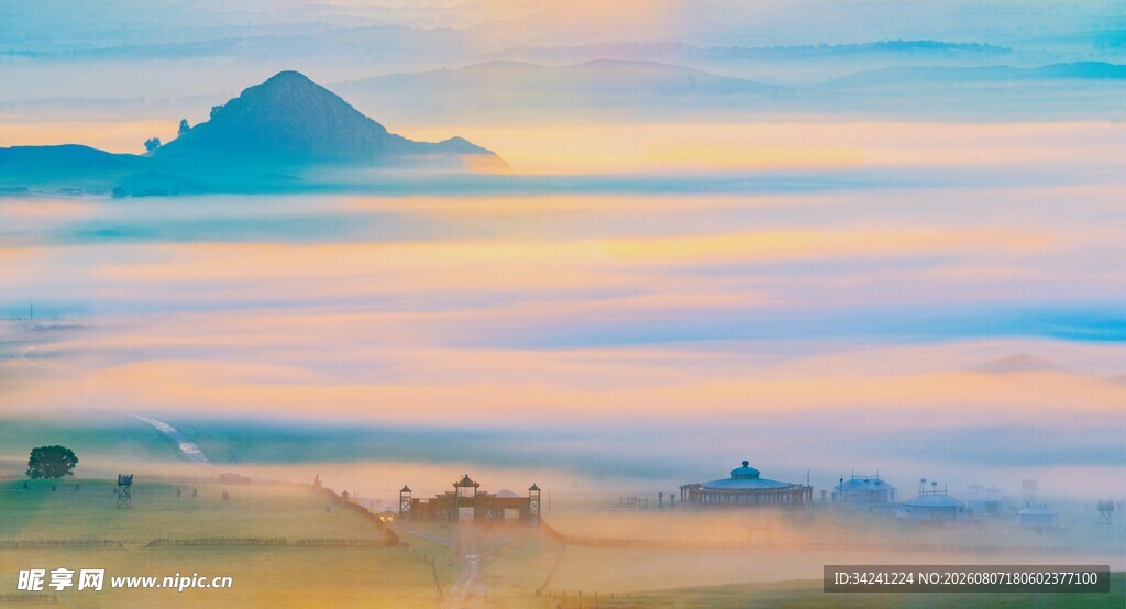 草原晨曦中的驼队美景