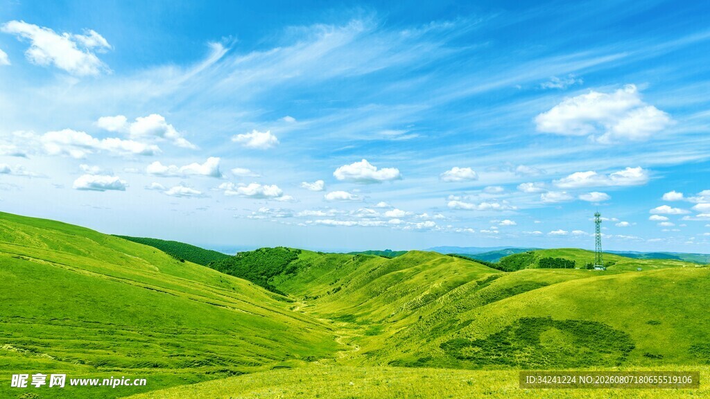 翠绿山丘间的蓝天美景