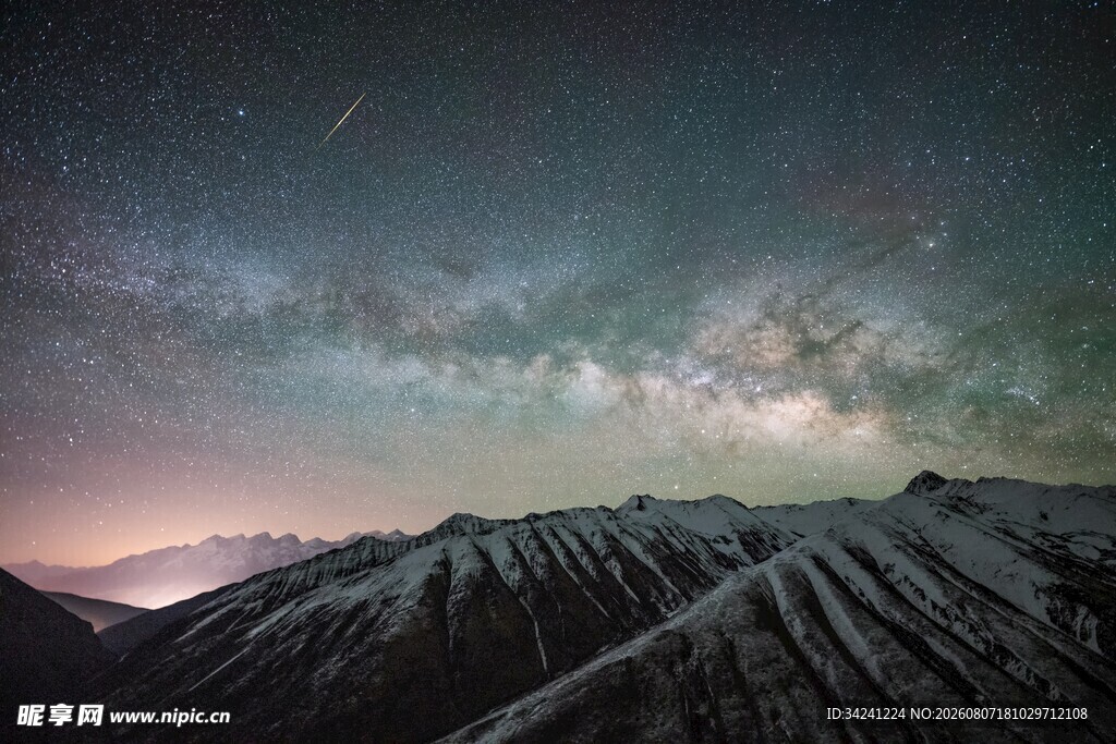 雪山之上的璀璨星空