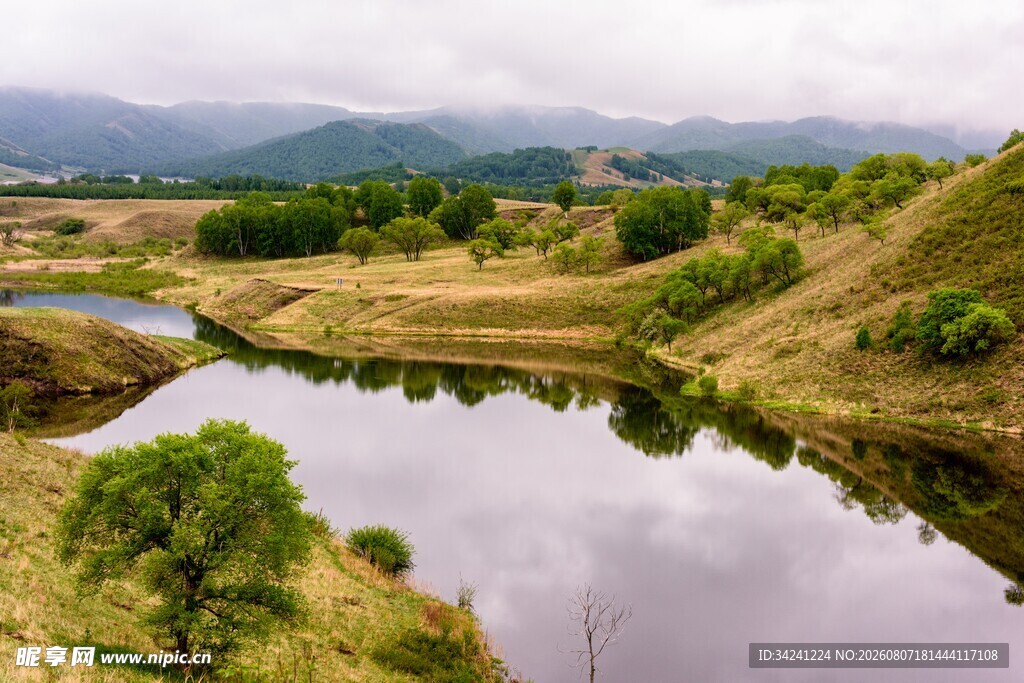 山间静谧小河风景图