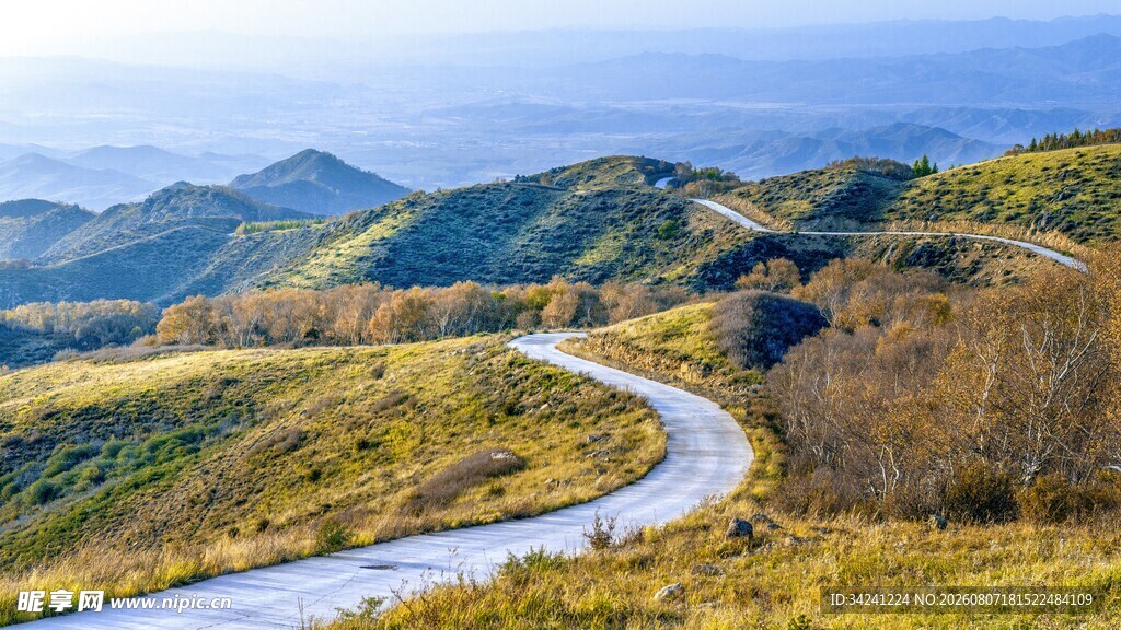 蜿蜒山路穿行于青山之间