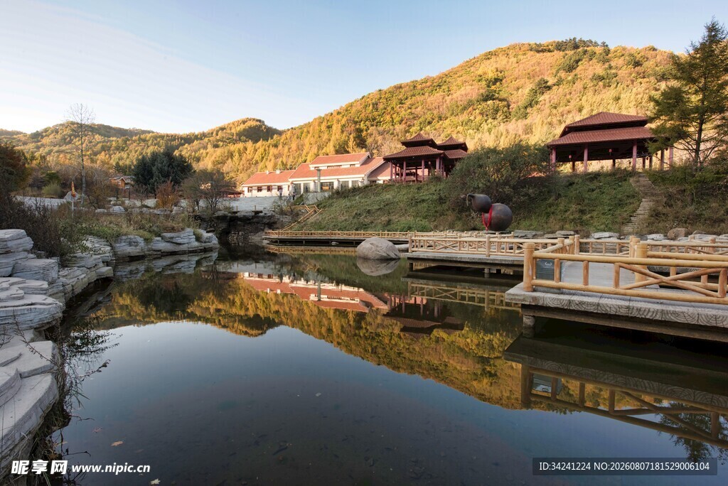 山间湖畔美景