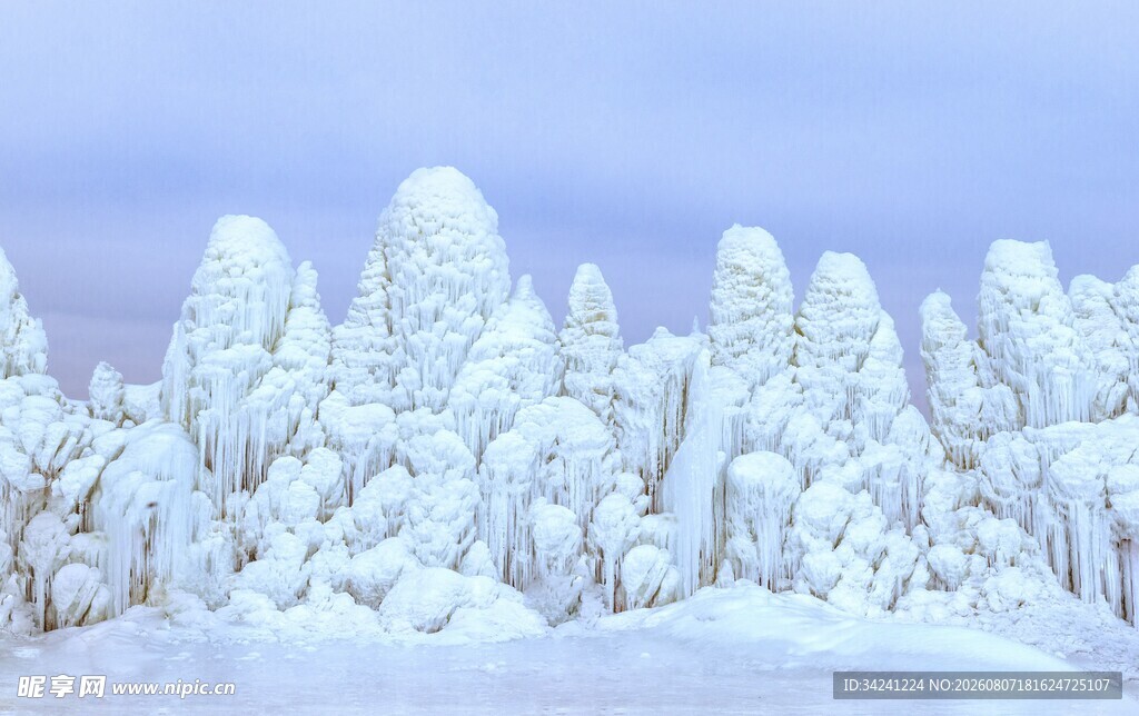 雪覆山林景观
