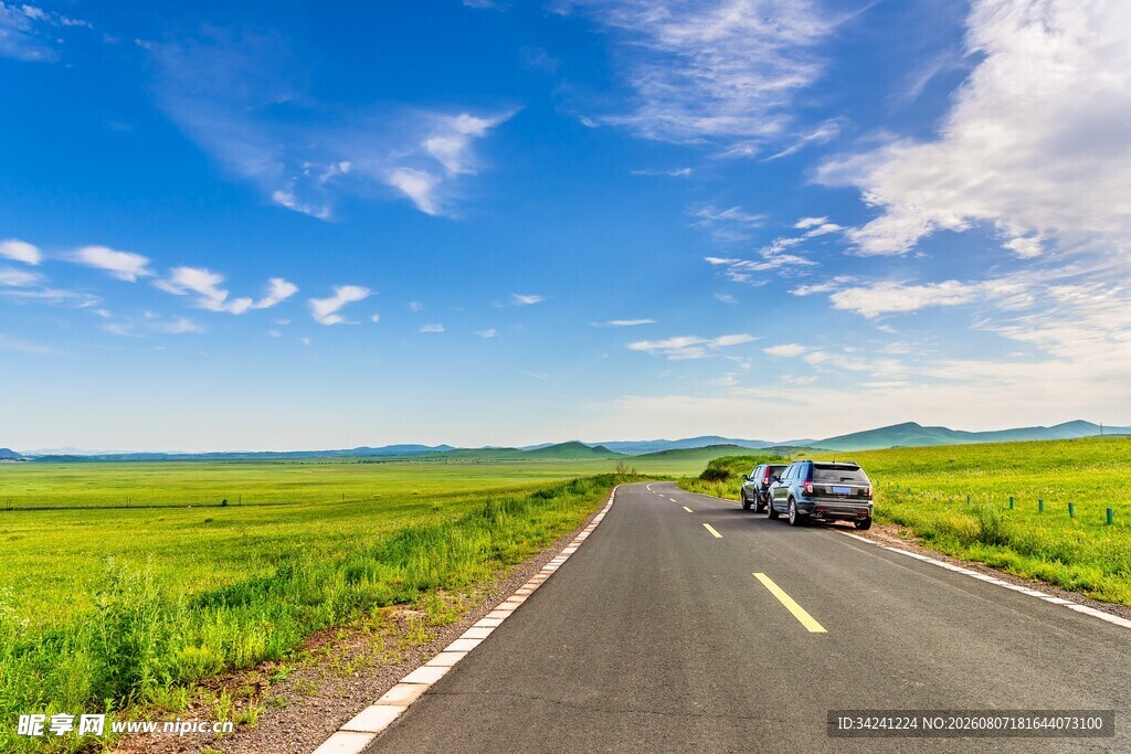 草原公路上行驶的车辆