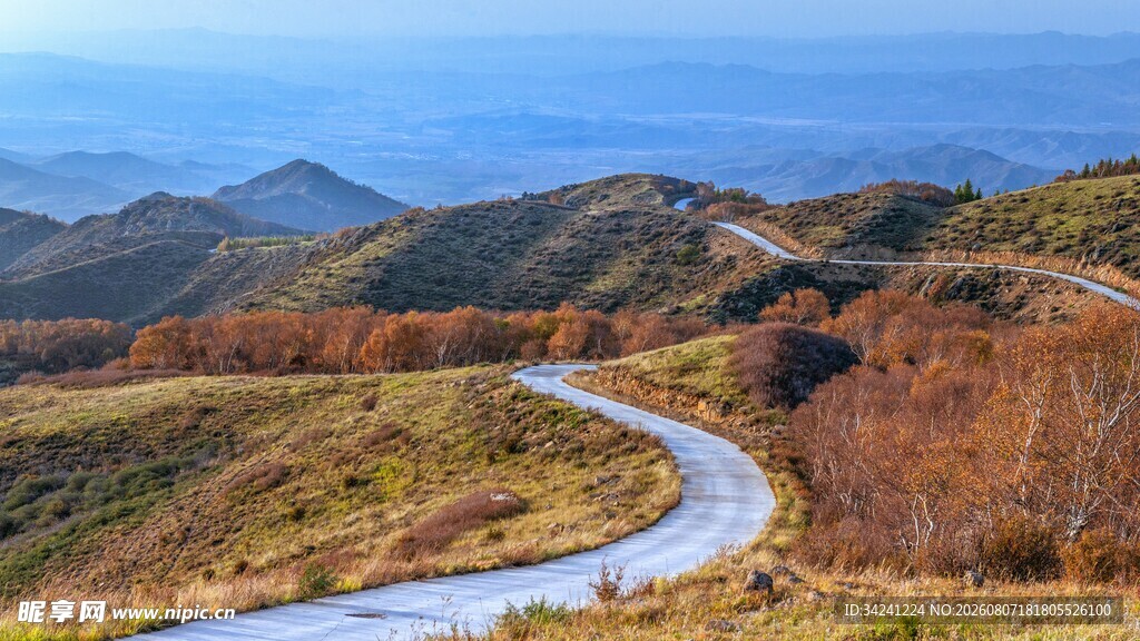 蜿蜒山路旁的多彩山峦