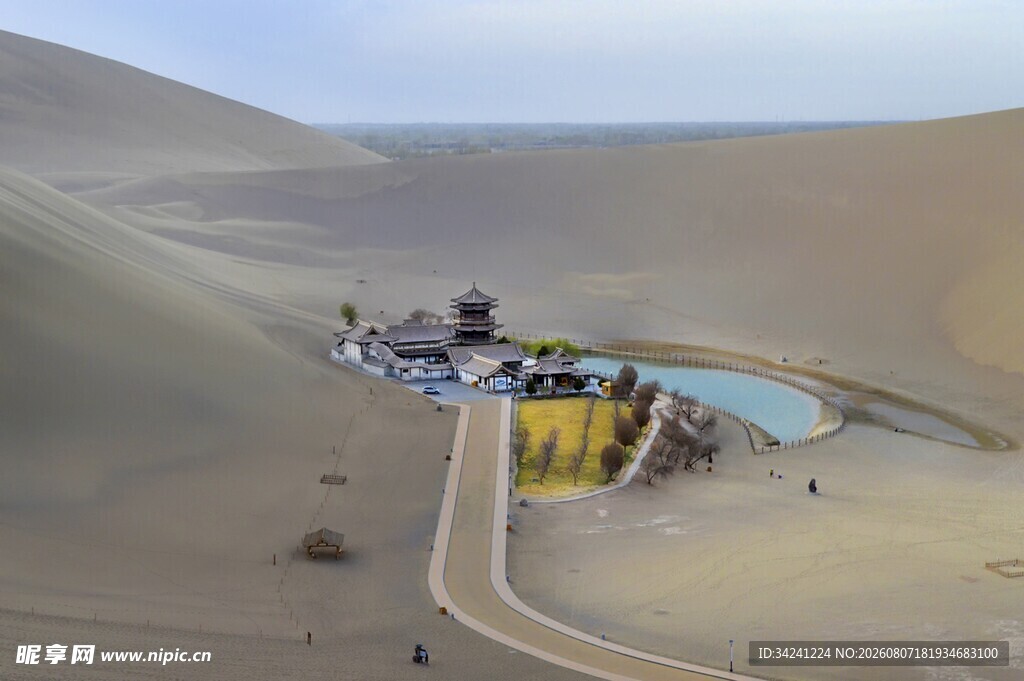沙漠中的独特建筑景观