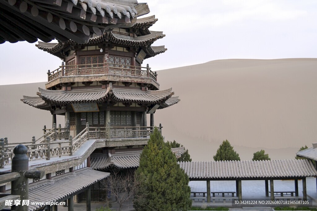 沙漠旁的中式古建筑塔楼
