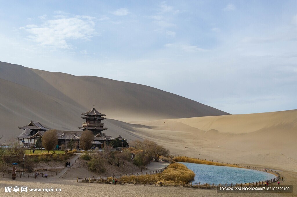 沙漠中的静谧景观