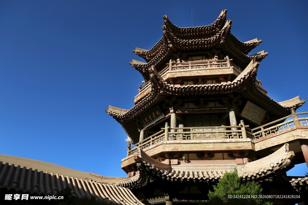 中式古塔楼蓝天背景下