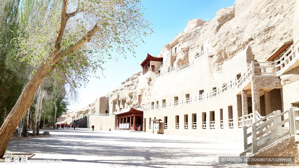 沙漠旁的特色建筑群