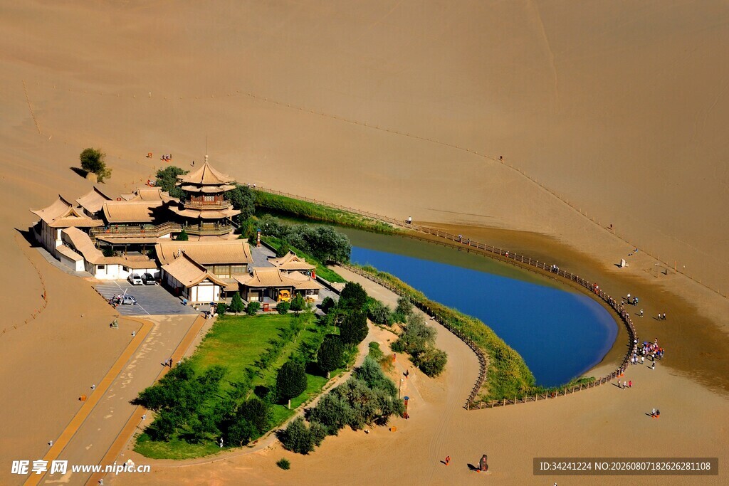 沙漠中的绿洲古建筑景观