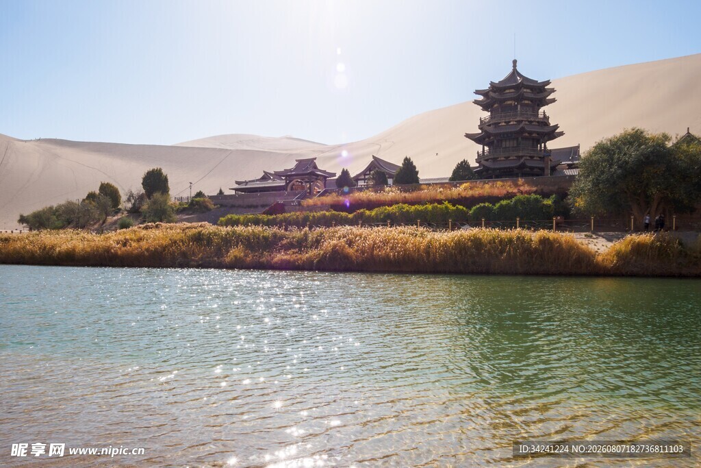 沙漠湖畔古建筑美景