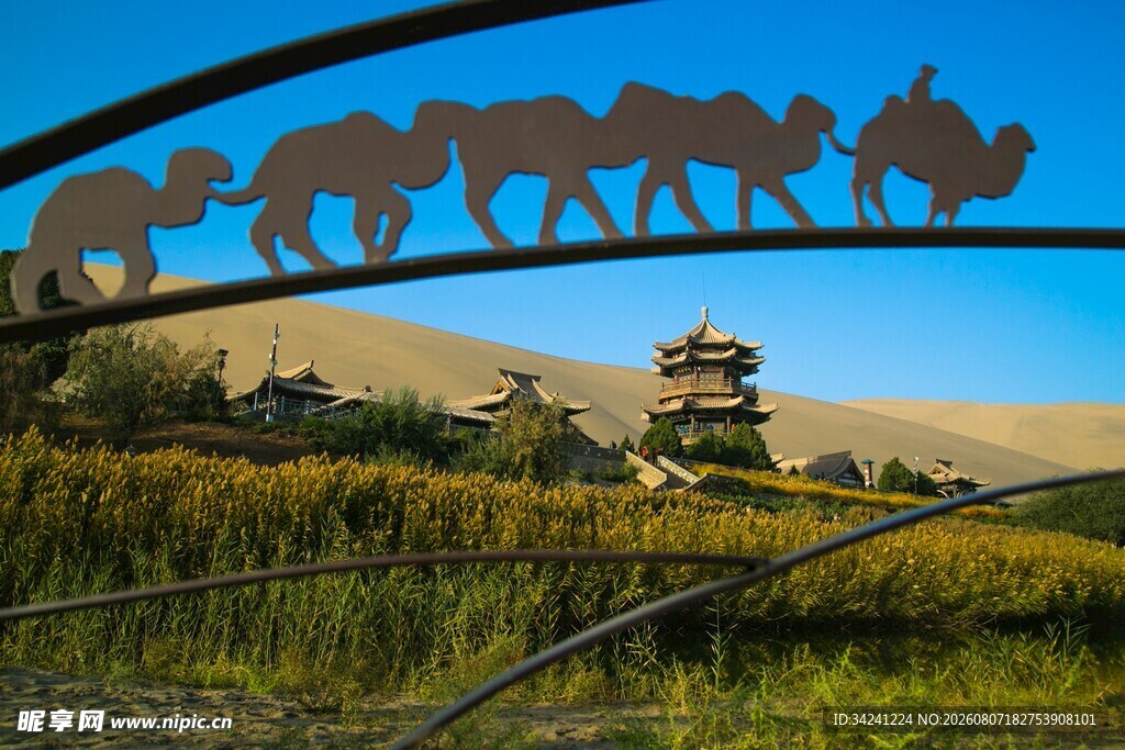 沙漠驼队与远处古建筑