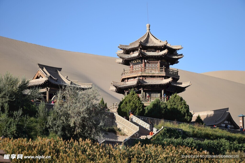 沙漠中的中式古建筑景观