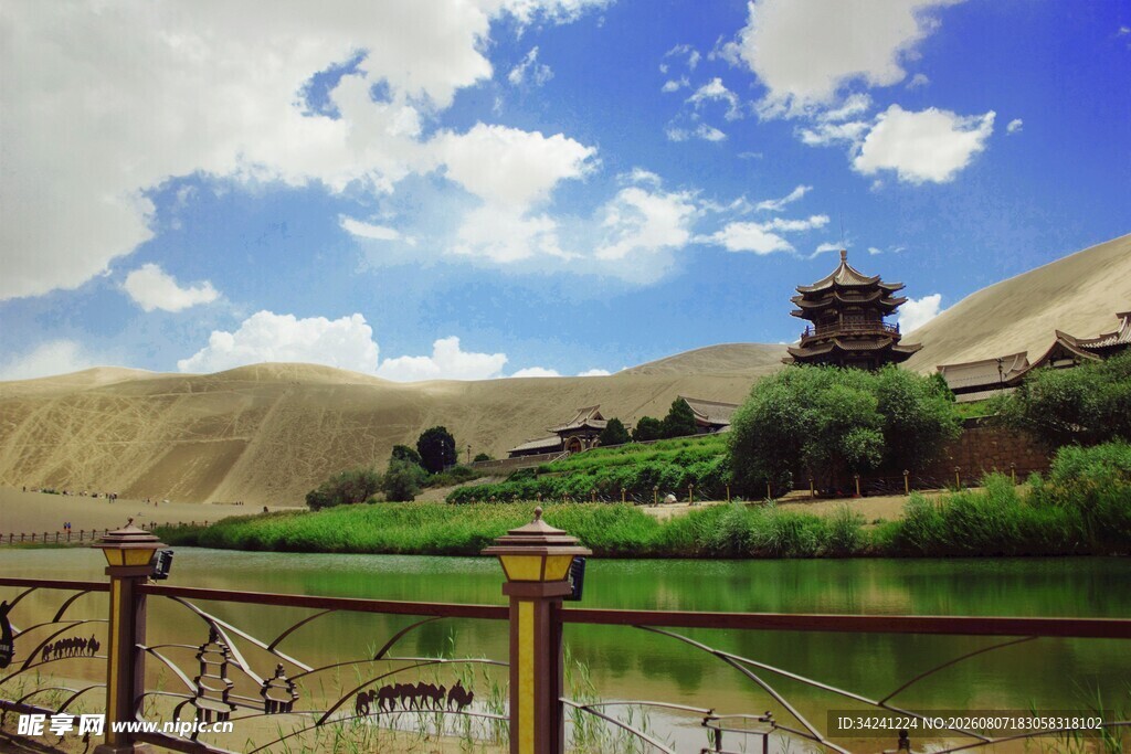 沙漠中的湖畔古建筑景观