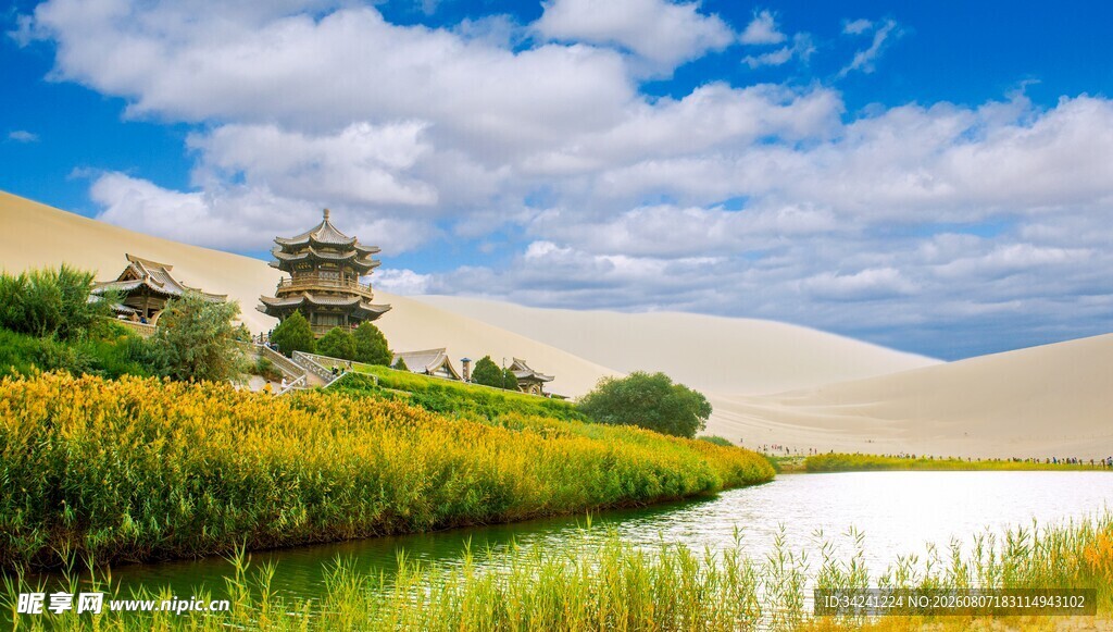 沙漠湖畔古塔美景