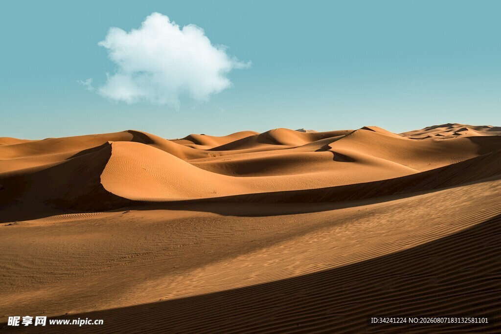 壮丽沙漠风光孤云相伴