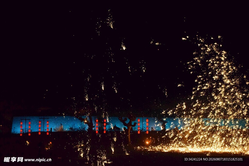 夜空中绚烂的金属火花飞舞