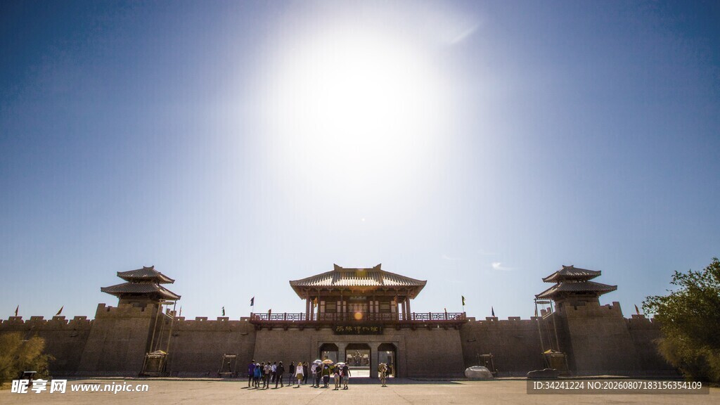 阳光下的中式古建筑景观