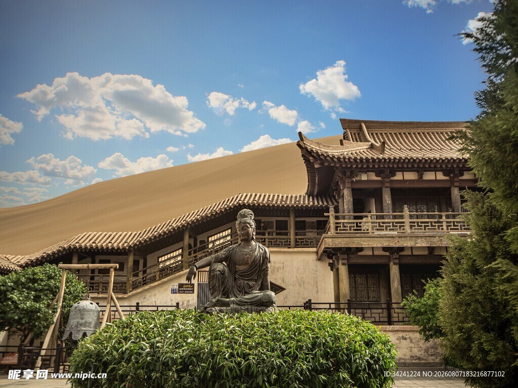 古老建筑与蓝天绿植相映