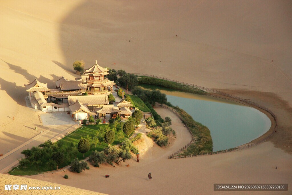 沙漠中的古建筑与湖泊景观