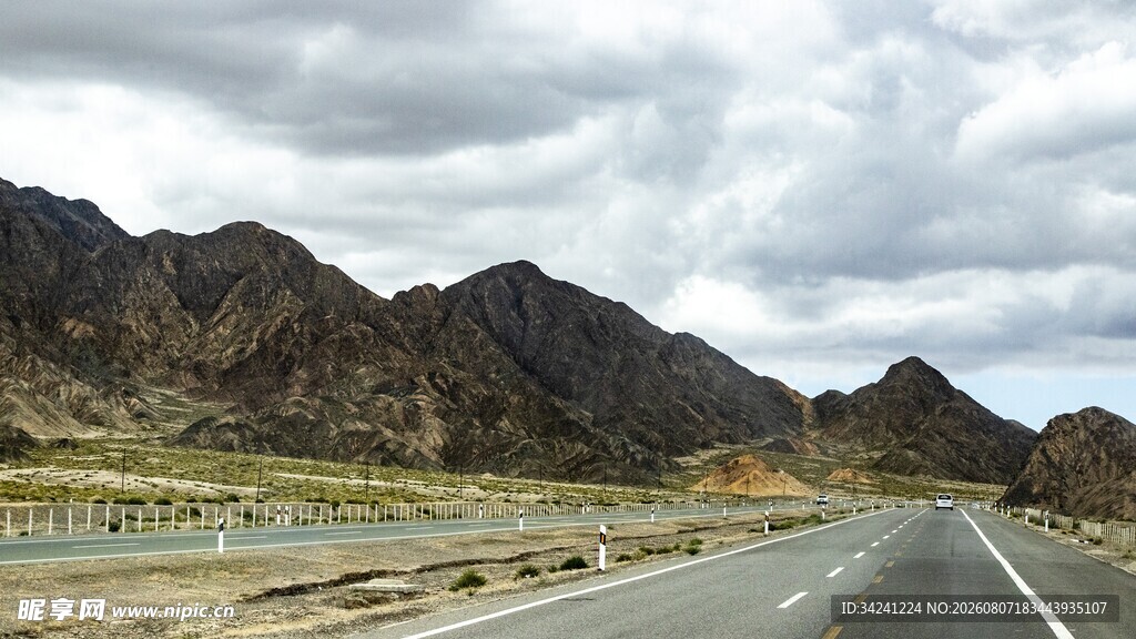荒漠公路远山与多云天空