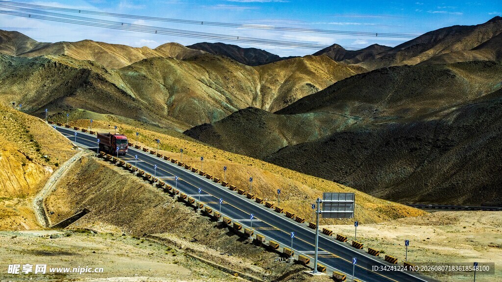 蜿蜒公路穿行壮美山色
