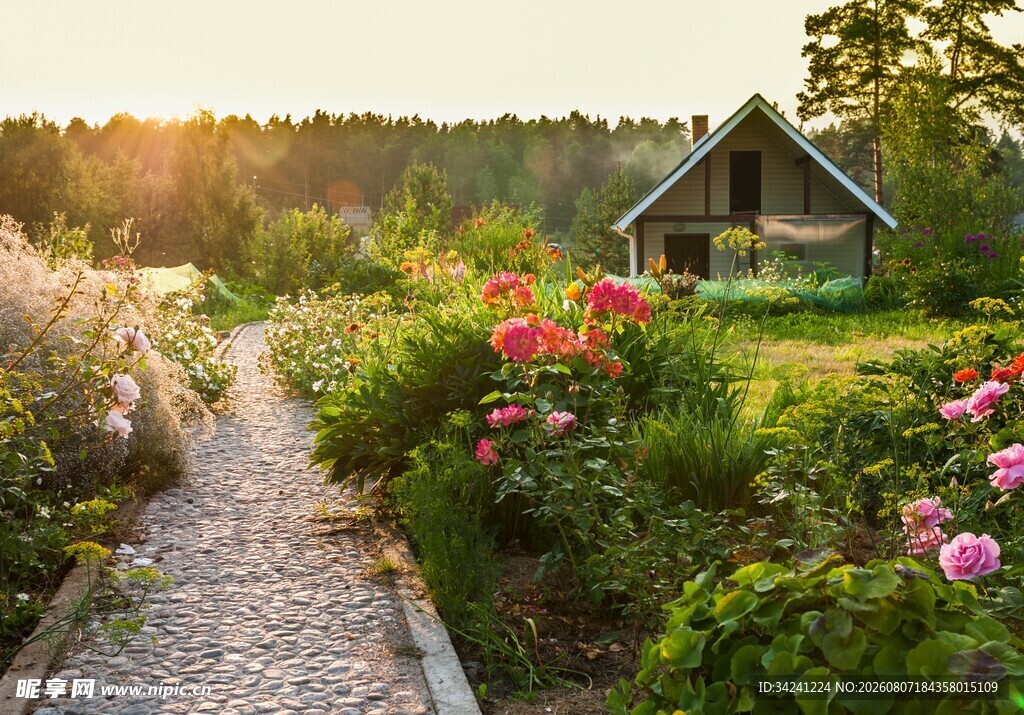 田园小屋旁的美丽花径