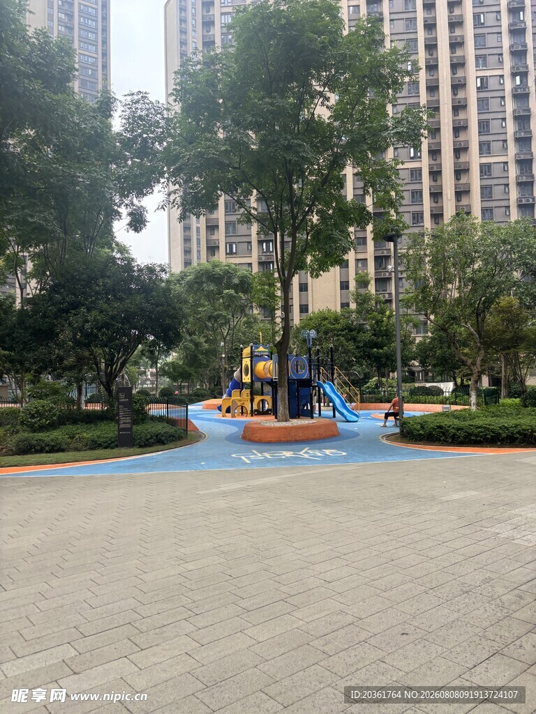 小区内的儿童游乐区域
