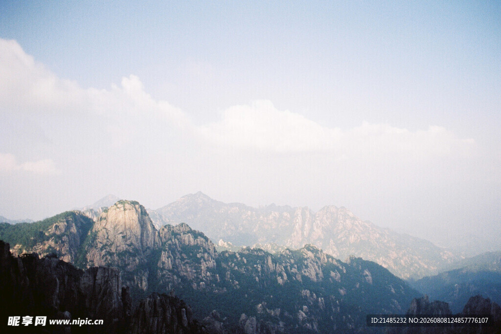 壮丽山景 云雾缭绕之美