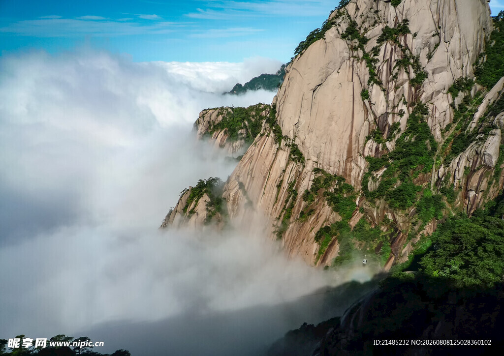 云雾缭绕的险峻山峰