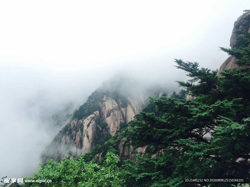 云雾缭绕的峻峭山峰