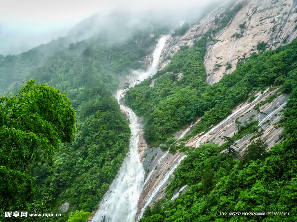 山间飞瀑 绿意环绕的美景