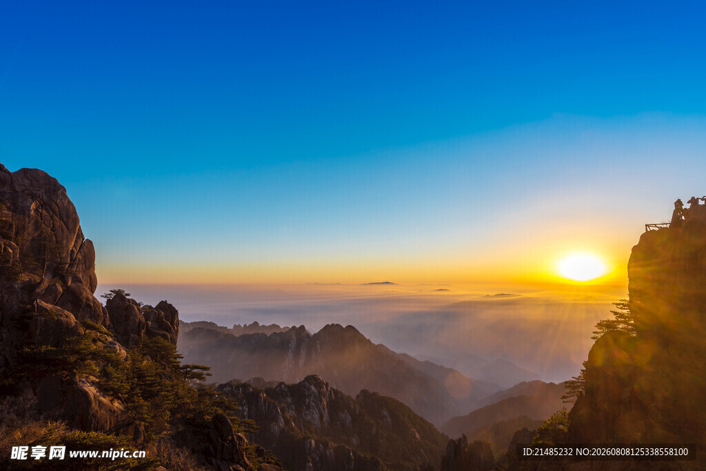 日出时分的壮丽山岳景观
