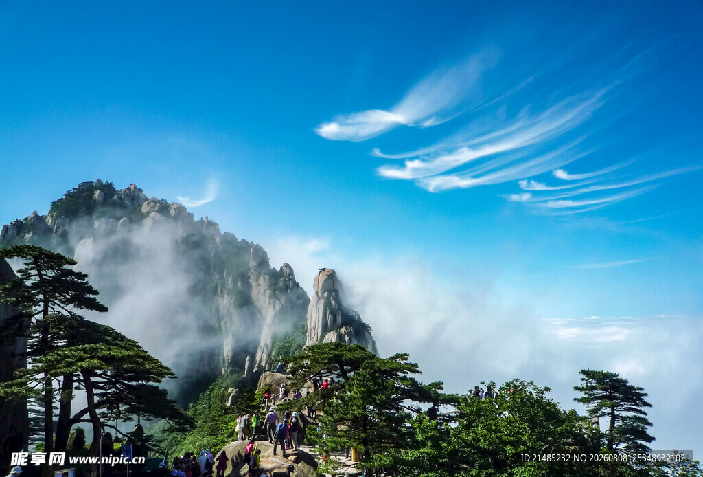 云雾缭绕的壮美山峰景色