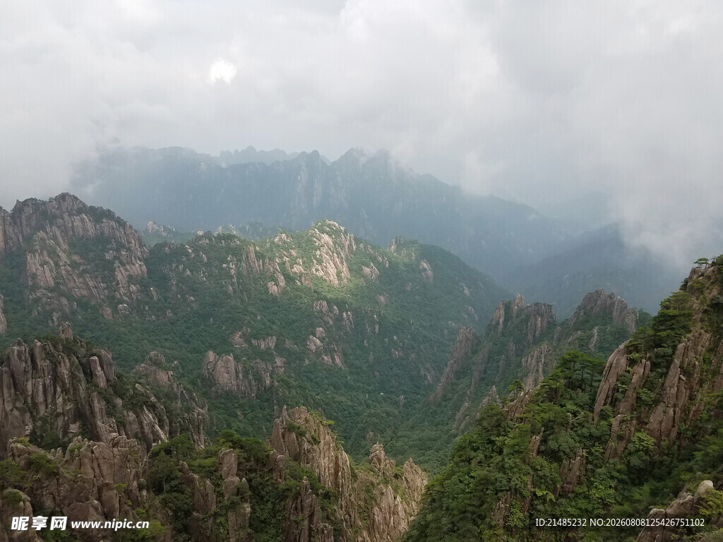 壮丽山峦云雾缭绕美景